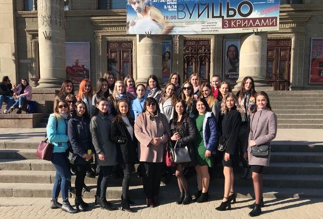 доцент Вашків Л.П. і студенти ІІ курсу перед переглядом вистави